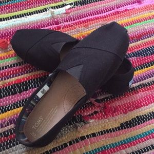 All black Toms 🖤